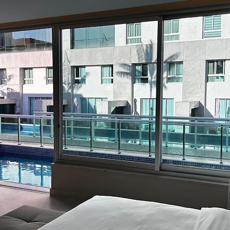 Jade Hotel Brasilia Candangolandia Eksteriør bilde A view of the pool from a guest room