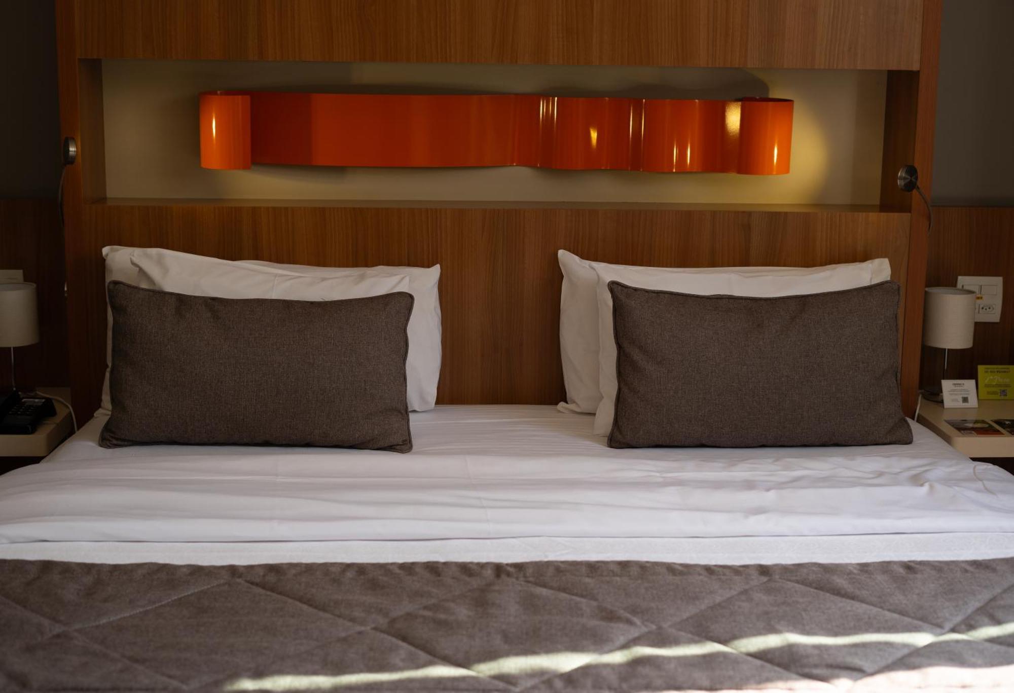Jade Hotel Brasilia Candangolandia Eksteriør bilde A bed with two cushions