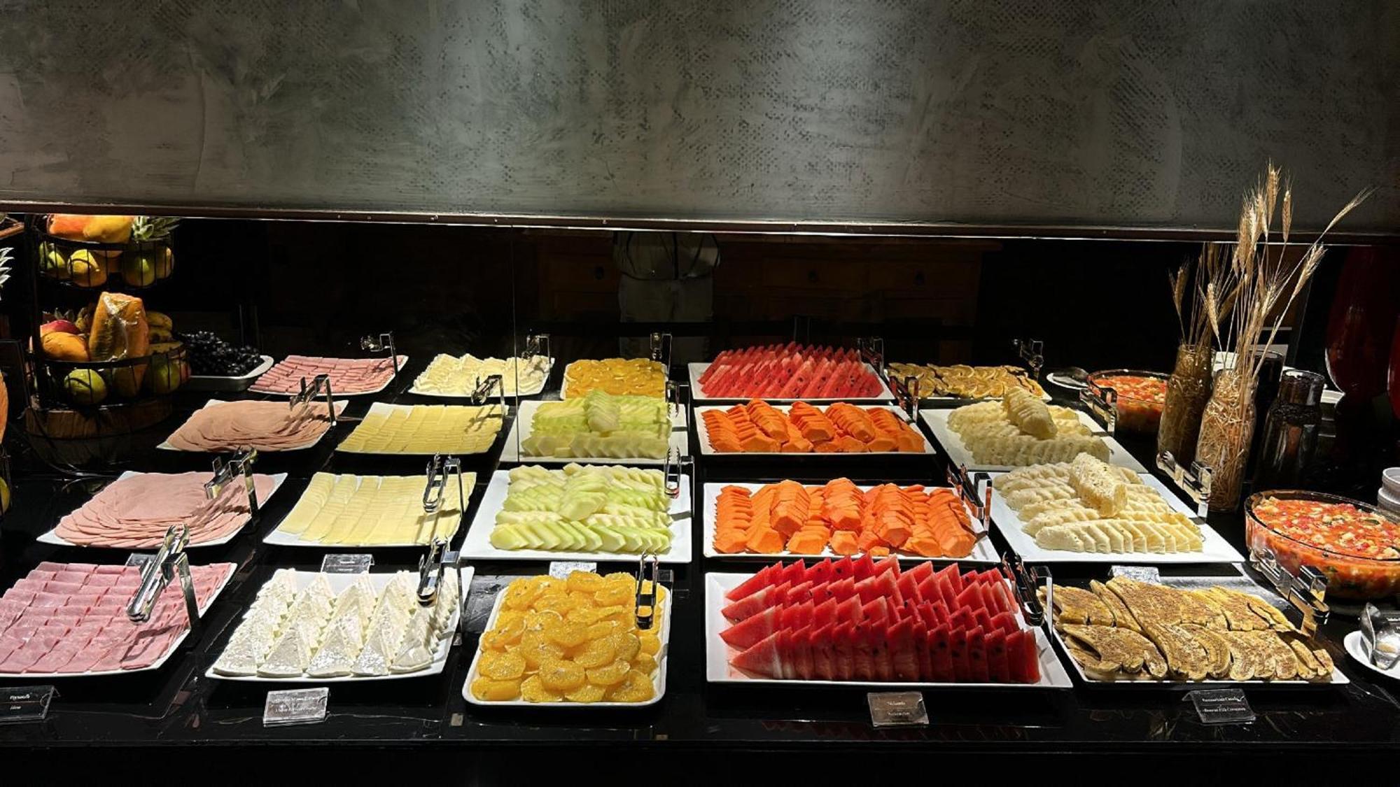 Jade Hotel Brasilia Candangolandia Eksteriør bilde A selection of cold cuts at a buffet